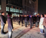 12月25日清晨6时，晨曦微露，天色未明，琅琊区人民法院审判大楼前，警灯已然划破黑暗，执行干警列队整齐，一场聚焦涉民生执行案